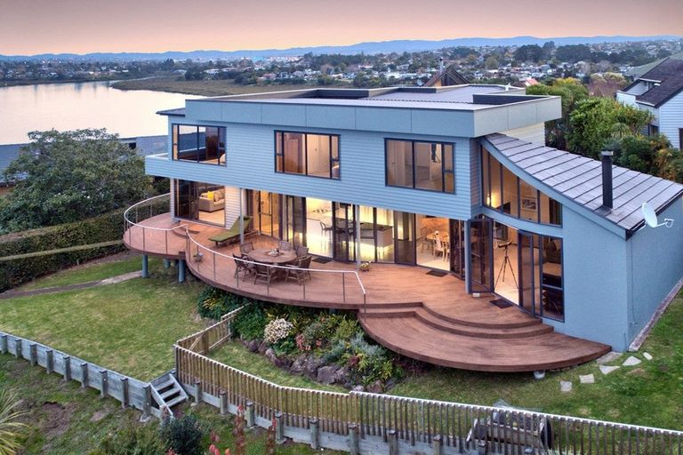 Photo of property in 187 West Harbour Drive, West Harbour, Auckland, 0618