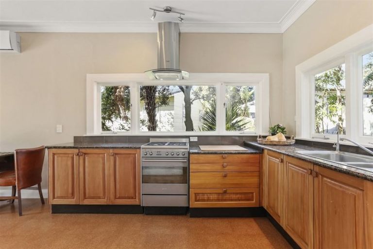 Photo of property in 1/18 Gill Avenue, Te Atatu Peninsula, Auckland, 0610