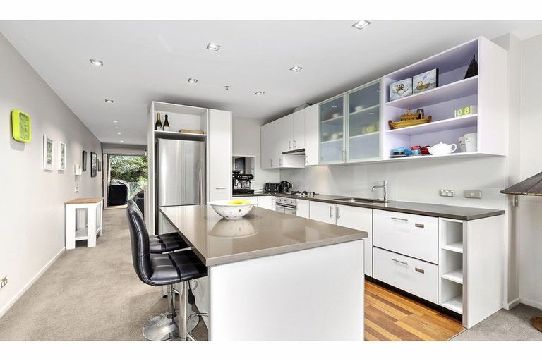 Photo of property in Patent 326 Apartments, 203s/326 Evans Bay Parade, Hataitai, Wellington, 6021