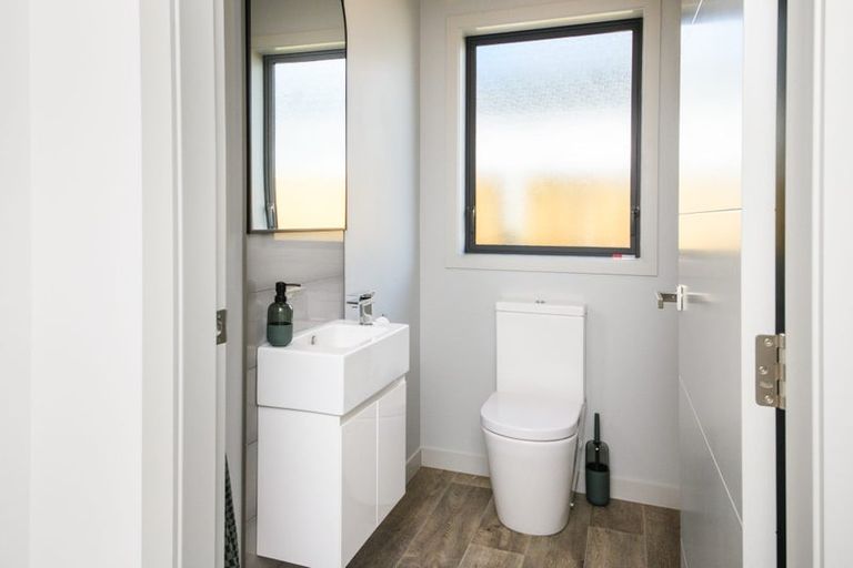 Photo of property in 10 Mediterranean Grove, Fitzherbert, Palmerston North, 4410