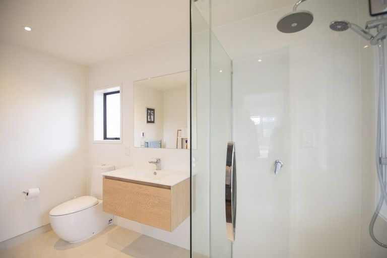 Photo of property in 1/32 Beach Road, Castor Bay, Auckland, 0620