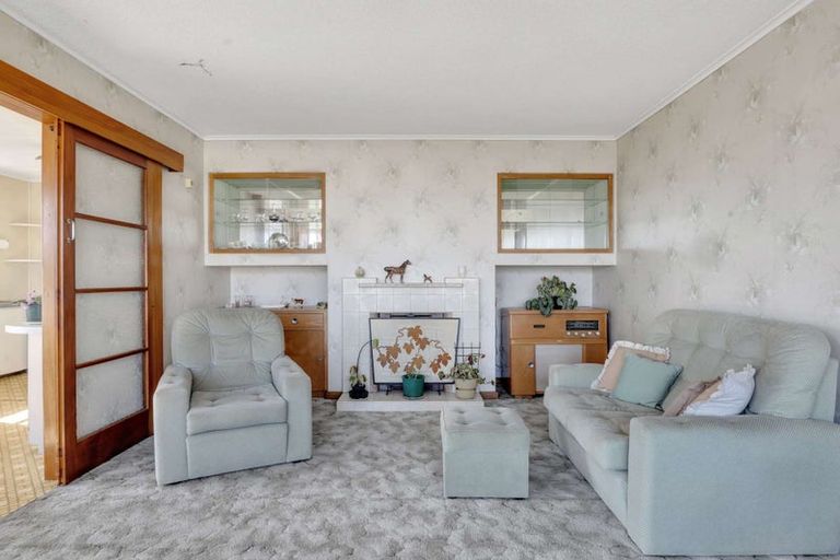 Photo of property in 27 South Road, Moturoa, New Plymouth, 4310