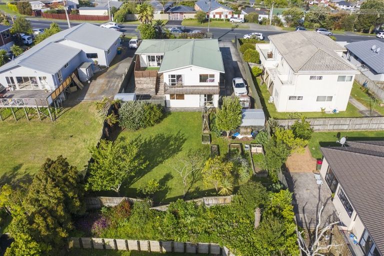 Photo of property in 92 Sunset Road, Unsworth Heights, Auckland, 0632