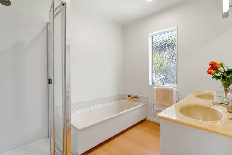 Photo of property in 2/6 Bellbird Rise, Murrays Bay, Auckland, 0630