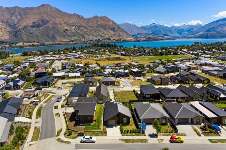 Photo of property in 16 Scurr Terrace, Wanaka, 9305