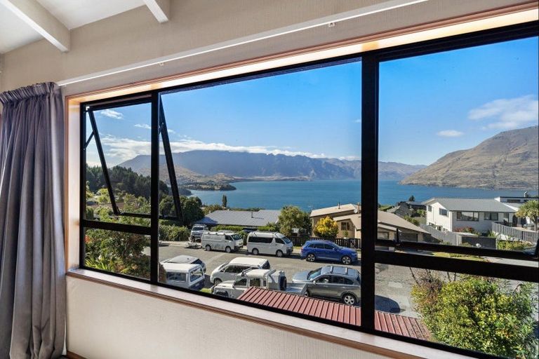 Photo of property in 48 Wynyard Crescent, Fernhill, Queenstown, 9300