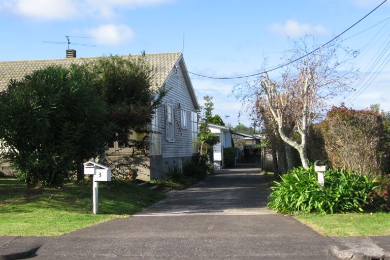 Photo of property in 1/3 Helga Crescent, Te Atatu Peninsula, Auckland, 0610