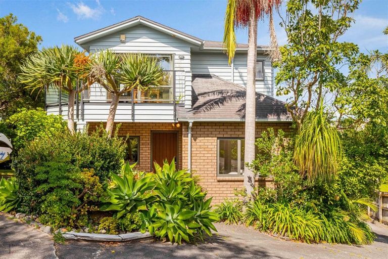Photo of property in 8a Horizon Way, West Harbour, Auckland, 0618