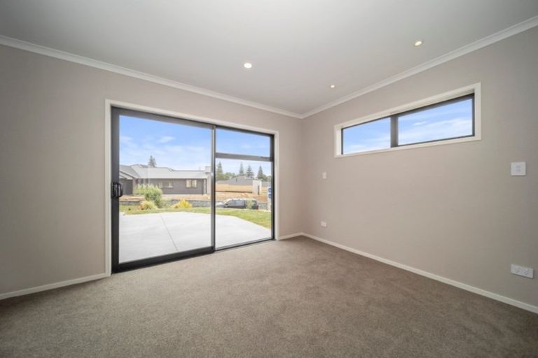 Photo of property in 5 Oakmont Crescent, Waiwhakaiho, New Plymouth, 4312