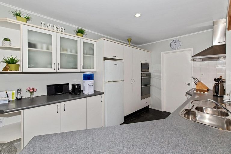 Photo of property in 57 Avonleigh Road, Green Bay, Auckland, 0604