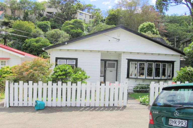 Photo of property in 2 Ngaio Road, Kelburn, Wellington, 6012