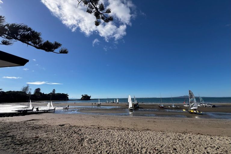 Photo of property in 13 Ellangowan Road, Waiake, Auckland, 0630