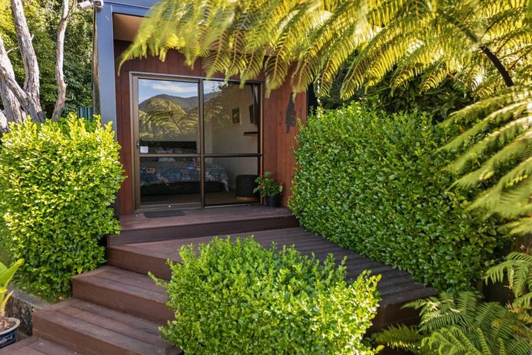 Photo of property in 1992 Queen Charlotte Drive, Momorangi Bay, Picton, 7281