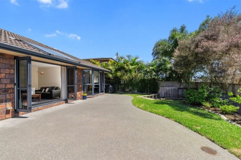 Photo of property in 8 Ballymore Drive, Pinehill, Auckland, 0632