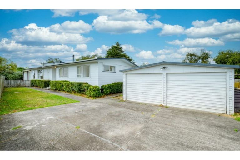 Photo of property in 22 Vina Place, Massey, Auckland, 0614