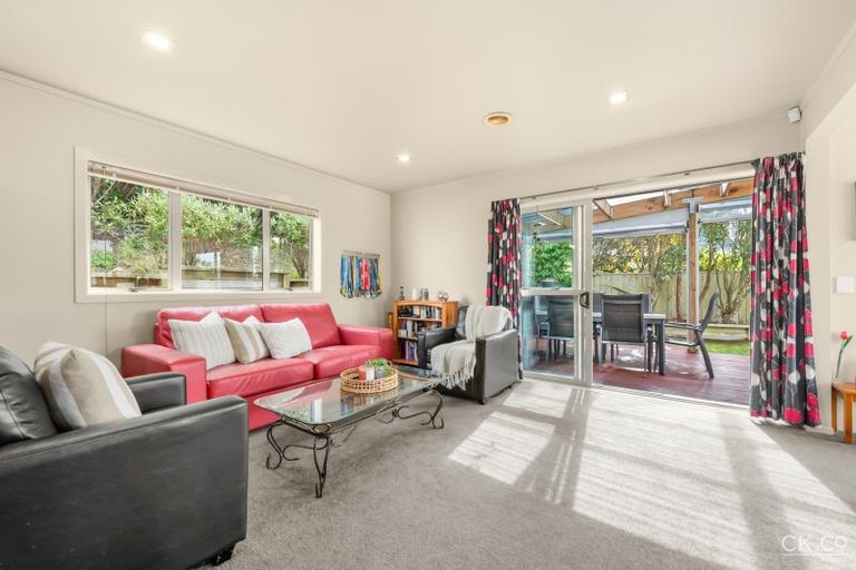 Photo of property in 18 Arahiwi Grove, Tirohanga, Lower Hutt, 5010