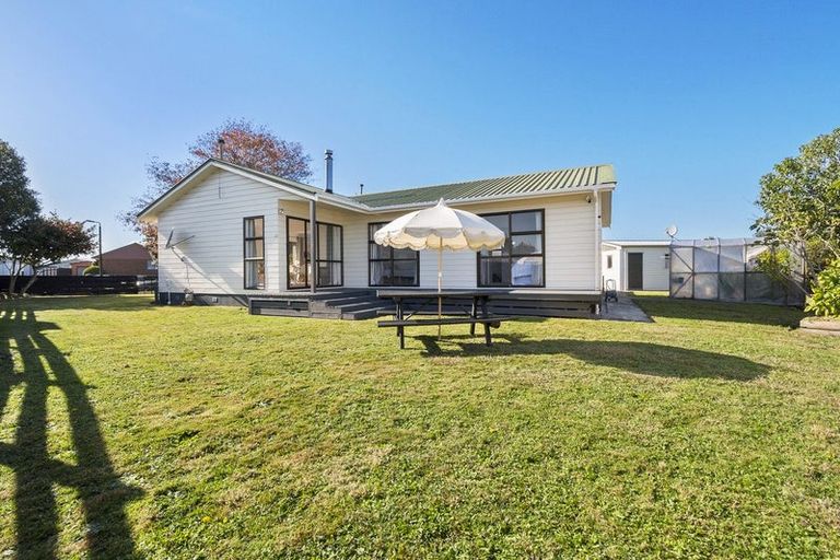 Photo of property in 18 Suzanne Grove, Kelvin Grove, Palmerston North, 4414