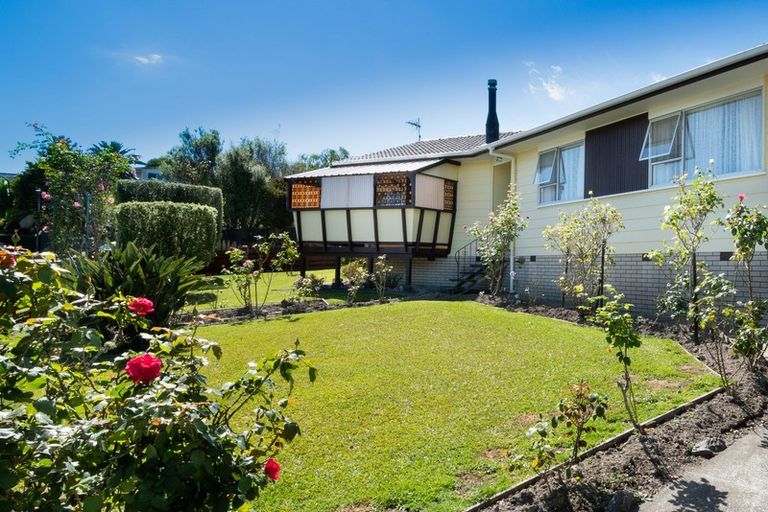 Photo of property in 6 Pankhurst Place, Sunnyvale, Auckland, 0612