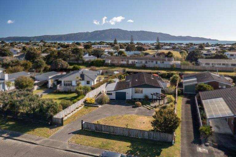 Photo of property in 11 Hadfield Place, Paraparaumu Beach, Paraparaumu, 5032