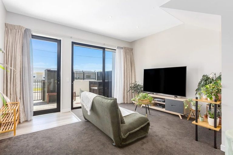 Photo of property in 2/6 Oswald Crescent, Paparangi, Wellington, 6037