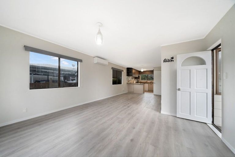 Photo of property in 2/18 Gloria Avenue, Te Atatu Peninsula, Auckland, 0610