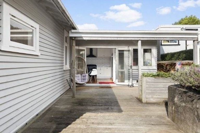 Photo of property in 13 Firth Terrace, Karori, Wellington, 6012
