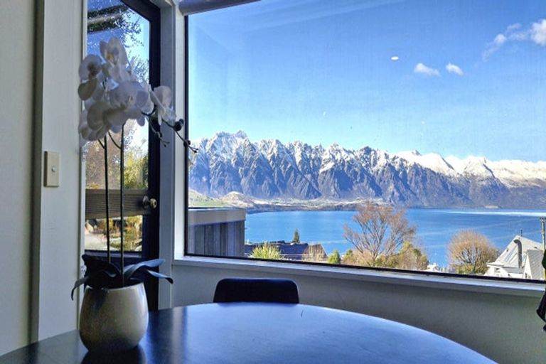Photo of property in 17b Wynyard Crescent, Fernhill, Queenstown, 9300