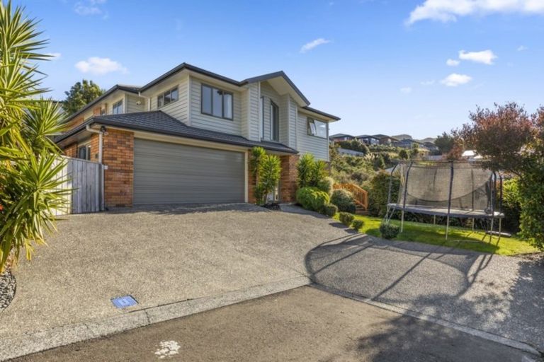 Photo of property in 5 Mcewen Crescent, Riverstone Terraces, Upper Hutt, 5018