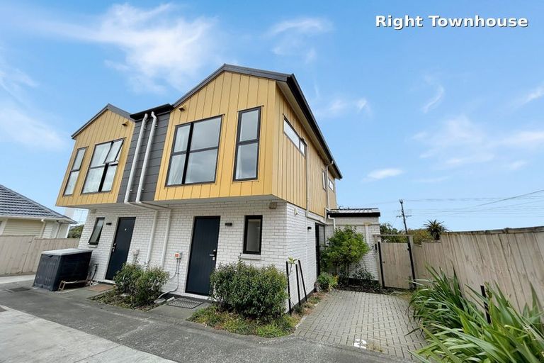Photo of property in 2/28 Vodanovich Road, Te Atatu South, Auckland, 0610