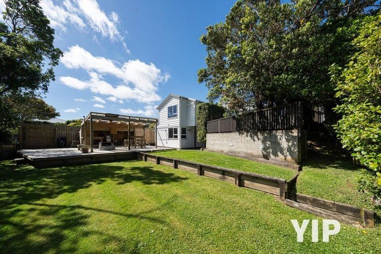 Photo of property in 15 Robert Street, Newlands, Wellington, 6037