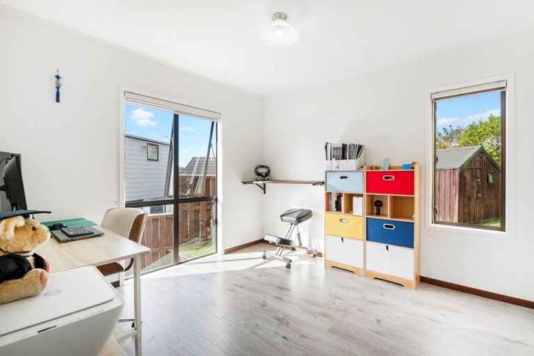 Photo of property in 17 Palliser Lane, Browns Bay, Auckland, 0630
