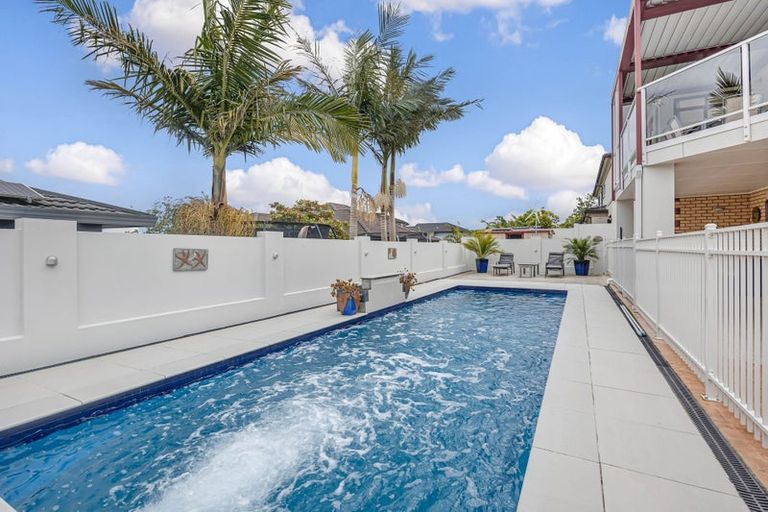 Photo of property in 5 Courtneys, West Harbour, Auckland, 0618