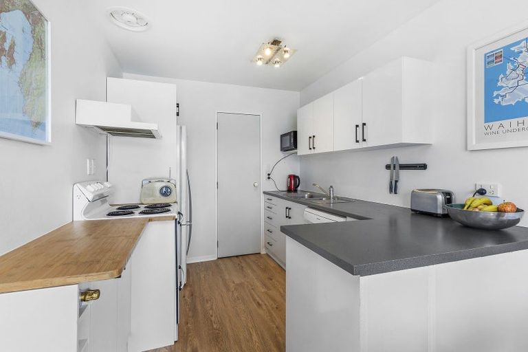 Photo of property in 2/420 Queens Drive, Lyall Bay, Wellington, 6022