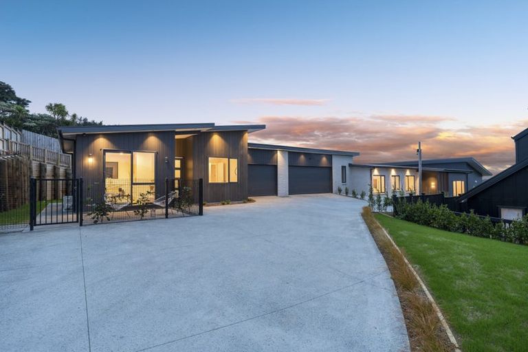 Photo of property in 42 Paparahi Place, Wainui, 0992