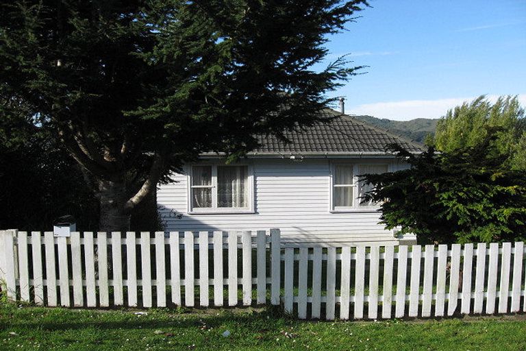 Photo of property in 5 Reid Road, Wainuiomata, Lower Hutt, 5014