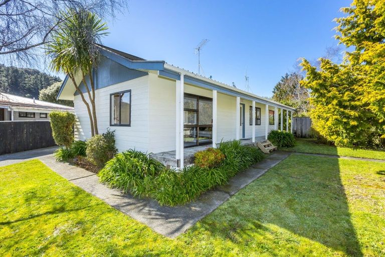 Photo of property in 1 Moonstone Grove, Birchville, Upper Hutt, 5018