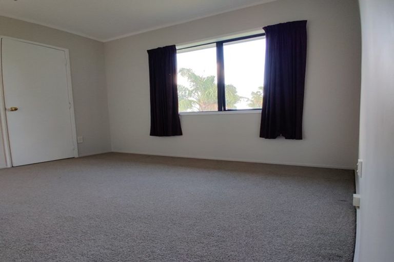 Photo of property in 2/12 Heathglen Place, Bayview, Auckland, 0629