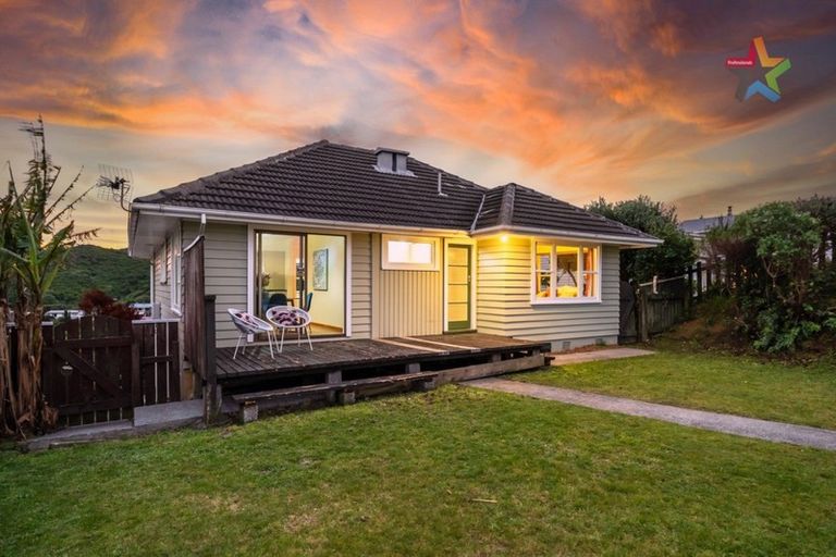 Photo of property in 102 Dowse Drive, Maungaraki, Lower Hutt, 5010