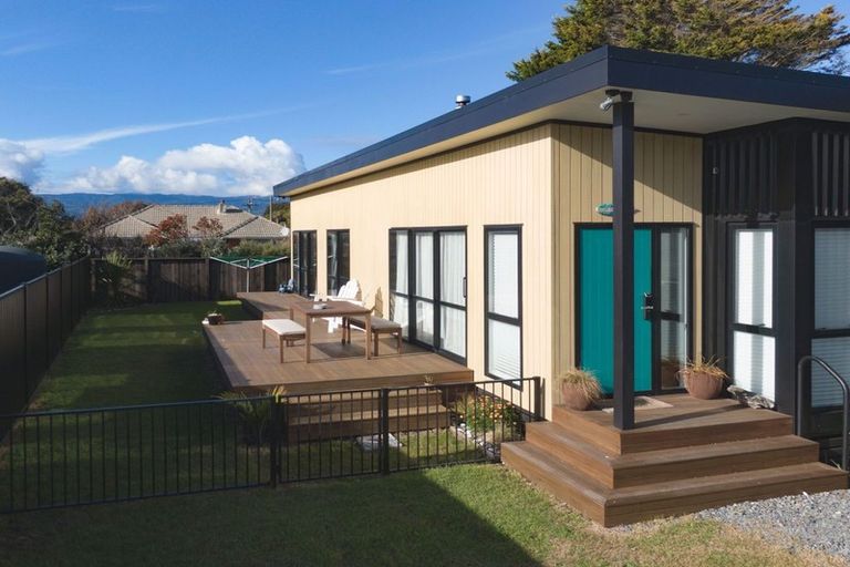 Photo of property in 37 Seagrass Place, Otaki Beach, Otaki, 5512