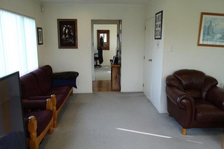 Photo of property in 1 San Fernando Way, Henderson, Auckland, 0612