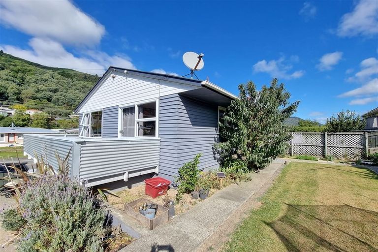 Photo of property in 103 Waikawa Road, Picton, 7220