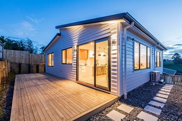 Photo of property in 21 Merv Clarke Lane, Massey, Auckland, 0614