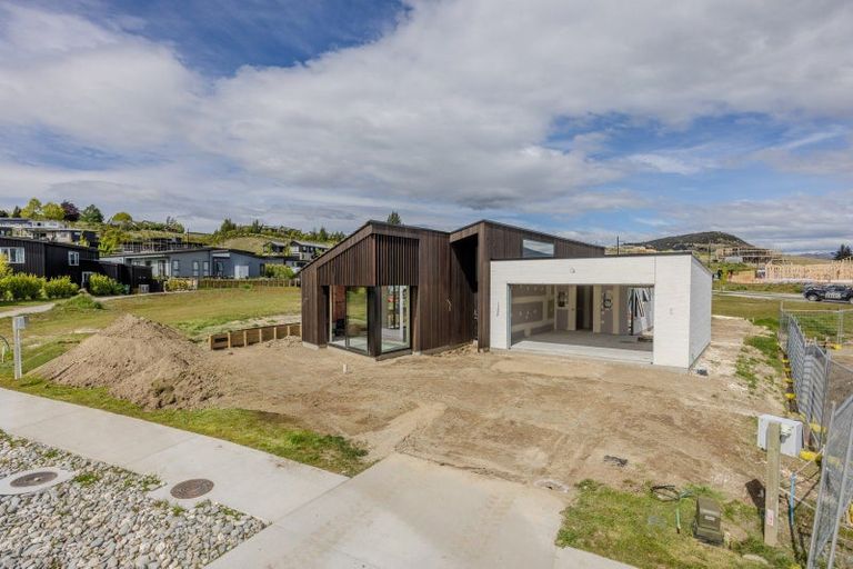 Photo of property in 14 Kirimoko Crescent, Wanaka, 9305
