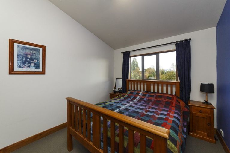 Photo of property in 60 Waicola Drive, Fitzherbert, Palmerston North, 4471