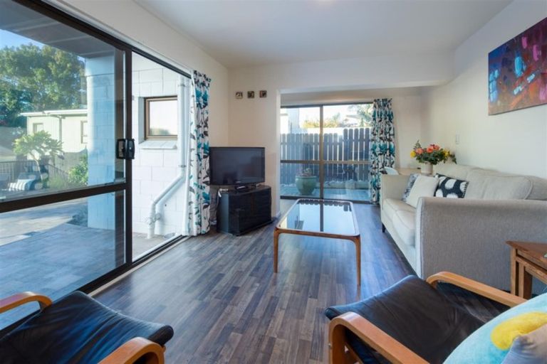 Photo of property in 16 Ridge Road, Waiake, Auckland, 0630