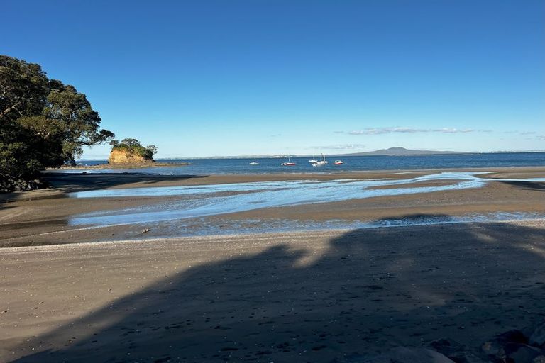 Photo of property in 13 Ellangowan Road, Waiake, Auckland, 0630