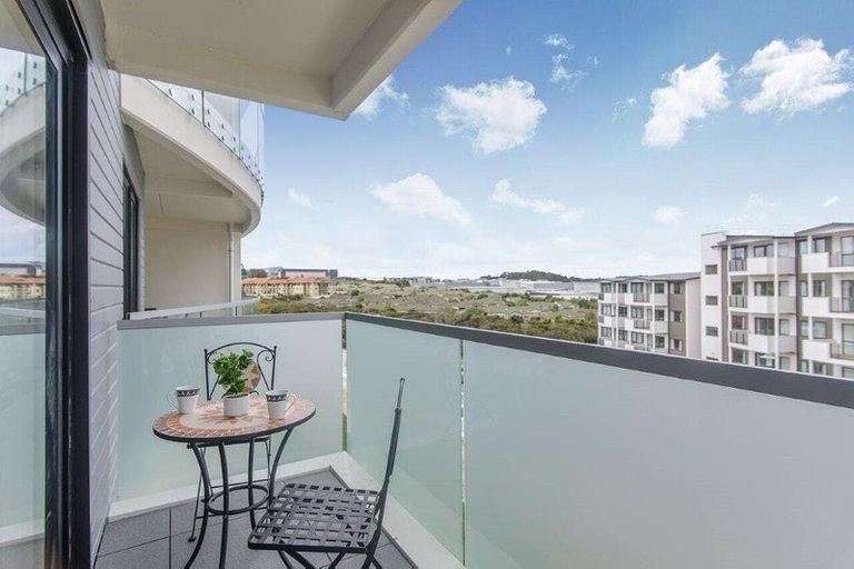 Photo of property in Apollo Apartments, 201/46 Rosedale Road, Rosedale, Auckland, 0632