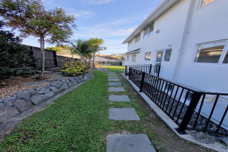 Photo of property in 23 Elsted Place, Goodwood Heights, Auckland, 2105