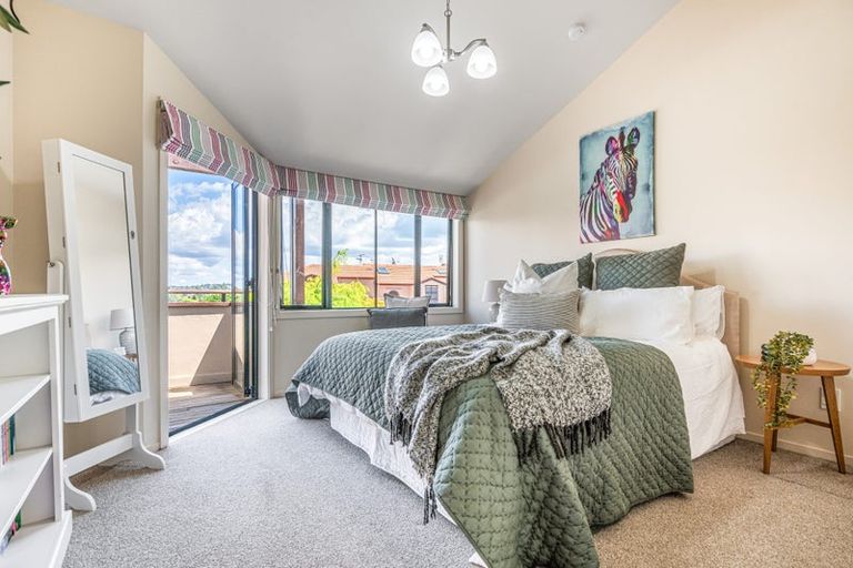 Photo of property in 9/8 Tobago Place, Sunnynook, Auckland, 0620