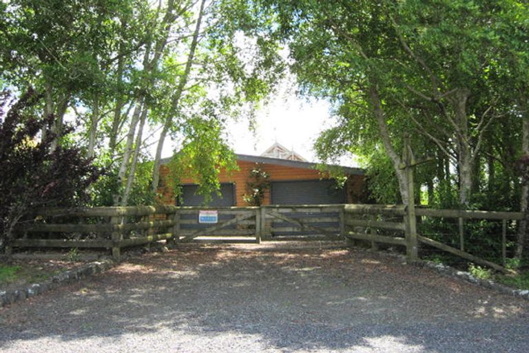 Photo of property in 670 Waitakere Road, Kumeu, 0891